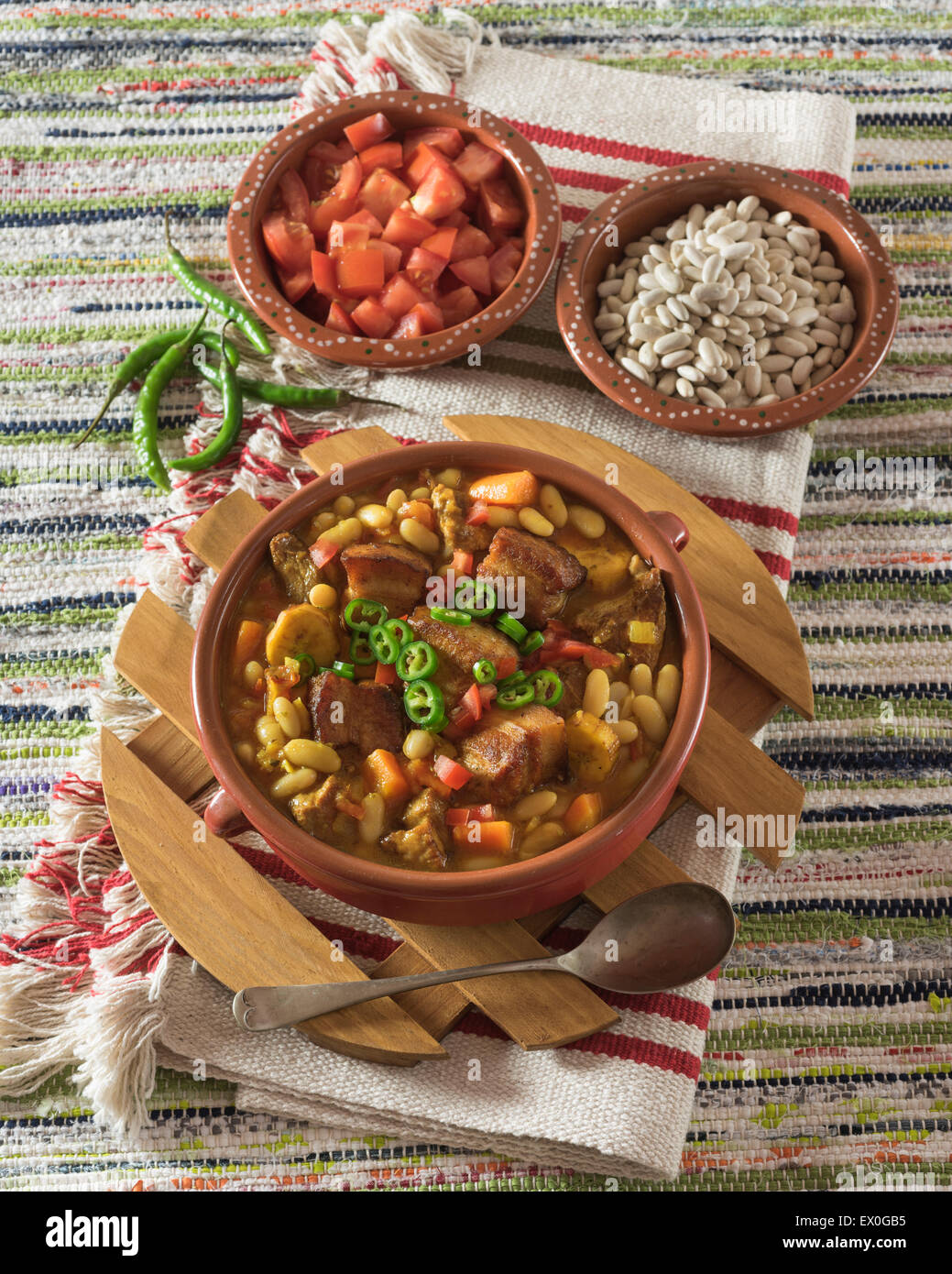 Con Frijoles chicharrón. Ragoût de haricots avec de la viande de porc. L'alimentation d'Amérique du Sud Colombie Banque D'Images