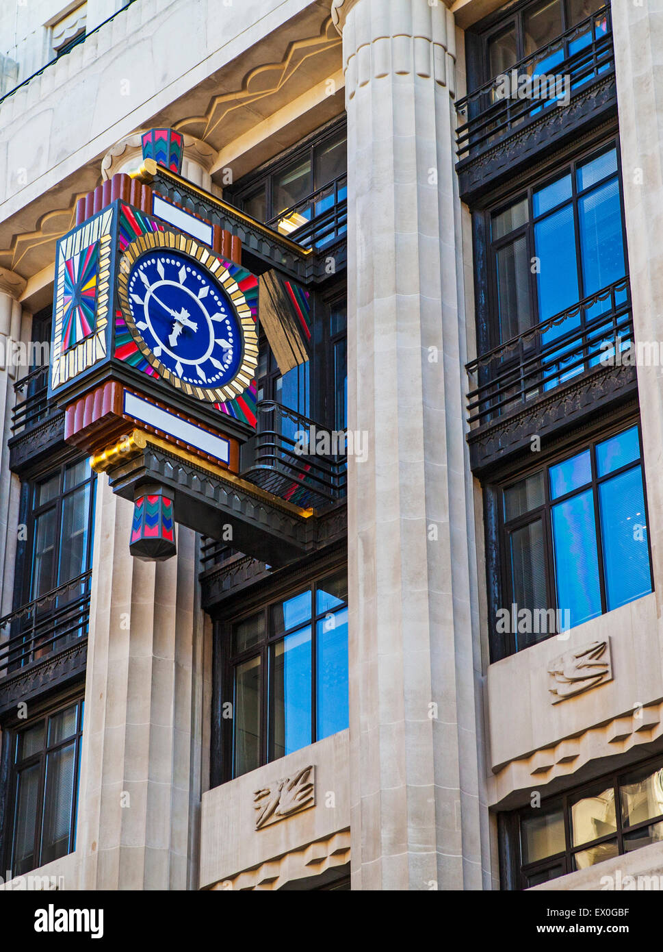 Un réveil au design Art déco sur cour Peterborugh, le siège social de Goldman Sachs, dans Fleet Street, Londres. Banque D'Images