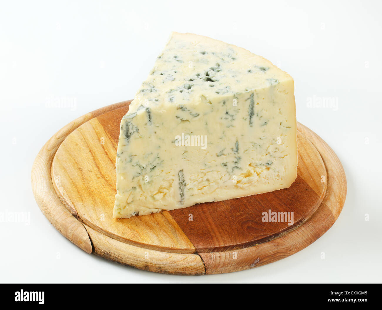 Le fromage bleu sur une planche à découper Banque D'Images