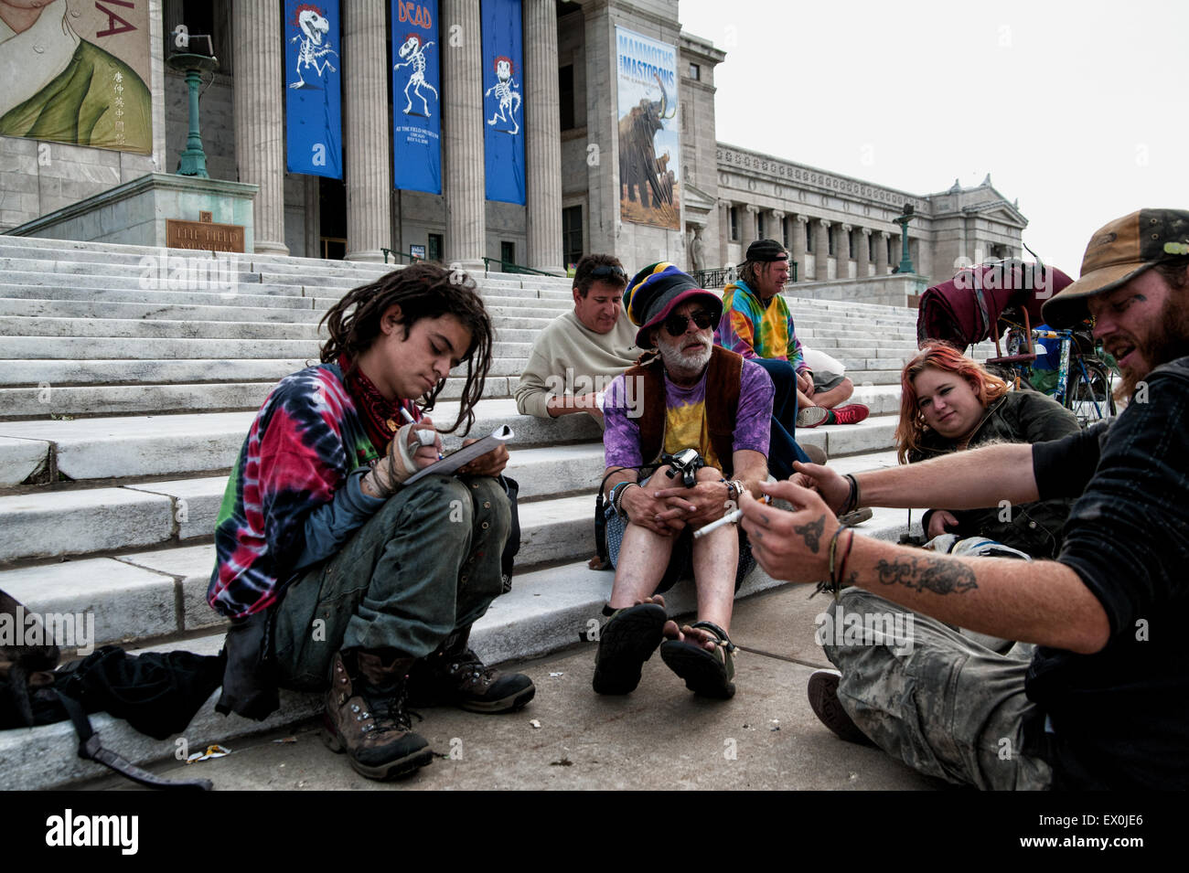 Chicago, Illinois, USA. 01 juillet, 2015. Vient buter recueillir dans les heures tôt le matin sur les marches de la Chicago Field Museum avant les morts's 'Fare Thee Well : Célébration de 50 ans de Grateful Dead' farewell tour à Chicago. Crédit : Charles Jines/Alamy Live News Banque D'Images