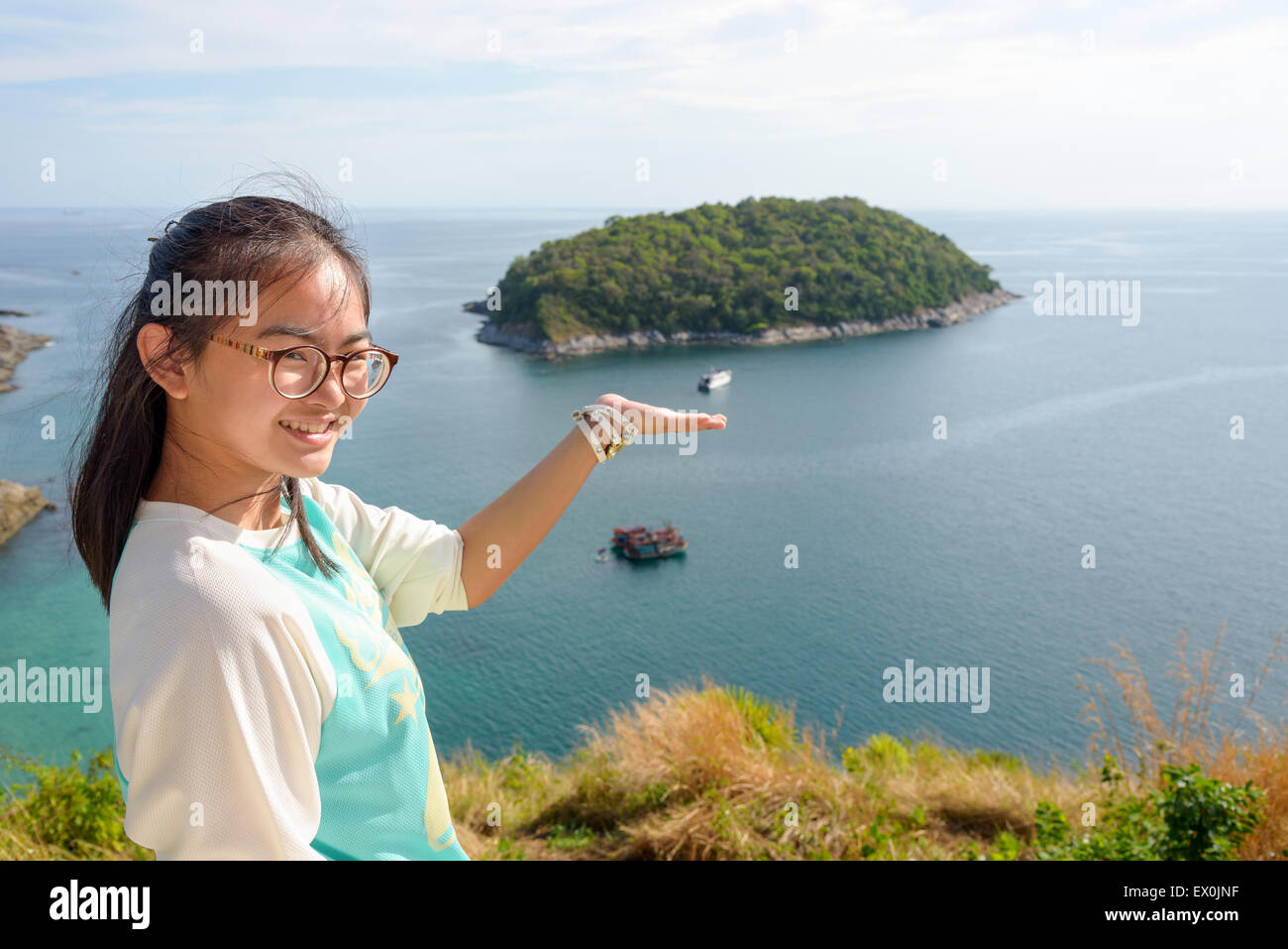 Girl invité à visiter la belle île et la mer au moulin de vue est une des attractions célèbres de la Province de Phuket en Thailande Banque D'Images