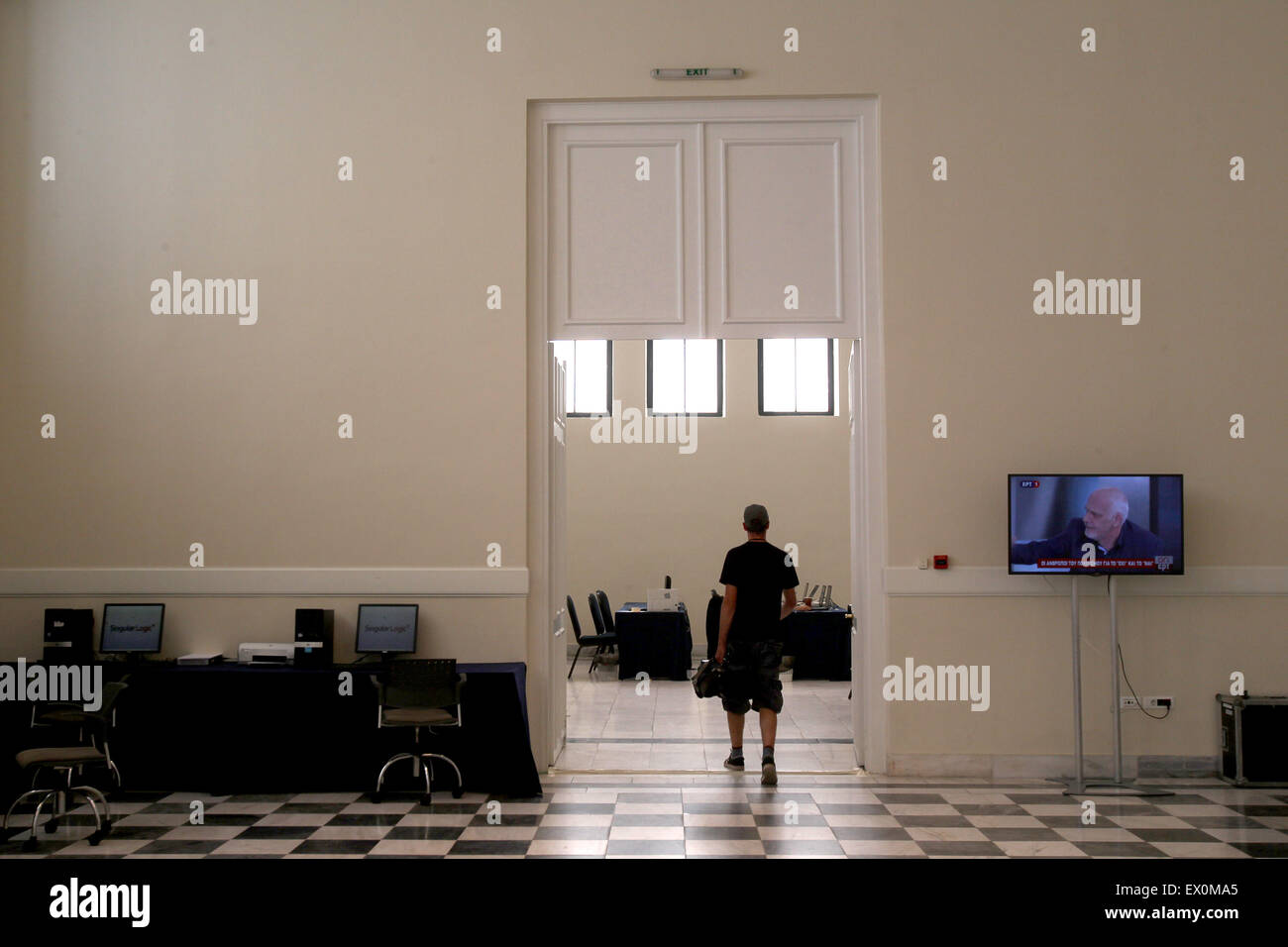 Athènes. 3 juillet, 2015. Photo prise le 3 juillet 2015 montre un centre de presse à Athènes, fixés par Secrétariat général de la communication dans le hall Zappeion pour faciliter la couverture médiatique du référendum du 5 juillet. Credit : Marios Lolos/Xinhua/Alamy Live News Banque D'Images