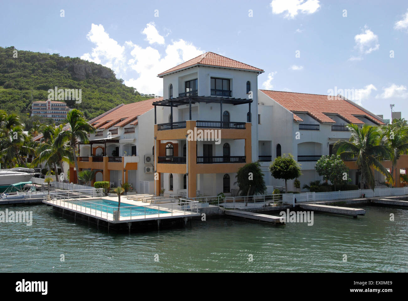 Maisons au bord de l'eau, Simpson Bay, Caraïbes Banque D'Images