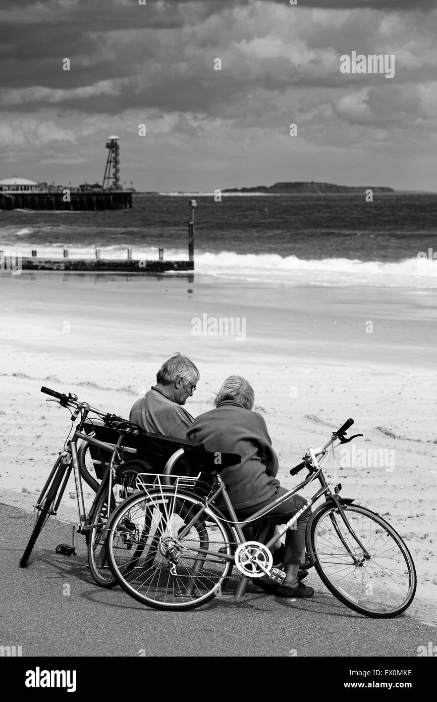 Un couple vérifier une carte sur le front de mer de Bournemouth Banque D'Images