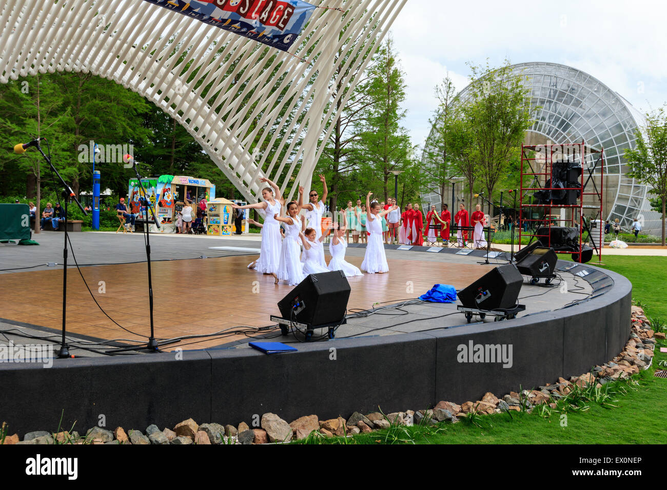 Les spectacles de danse jeunesse pendant un festival artistique au centre-ville d'Oklahoma City. Banque D'Images