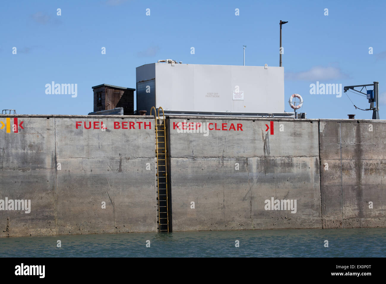 Bateau de pêche à quai à port de ravitaillement de Seahouses Northumberland Angleterre Grande-Bretagne Banque D'Images