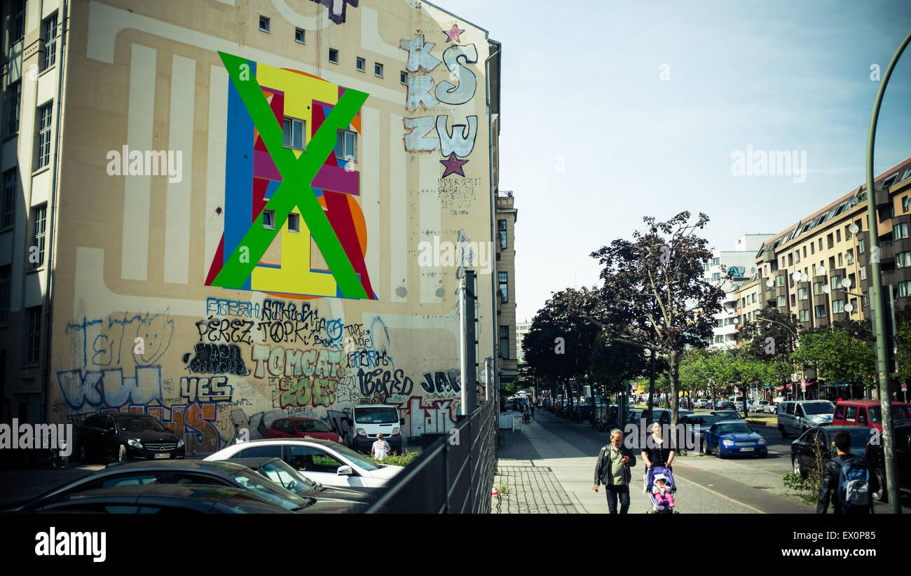 Design graffiti coloré sur un bâtiment à Berlin Banque D'Images
