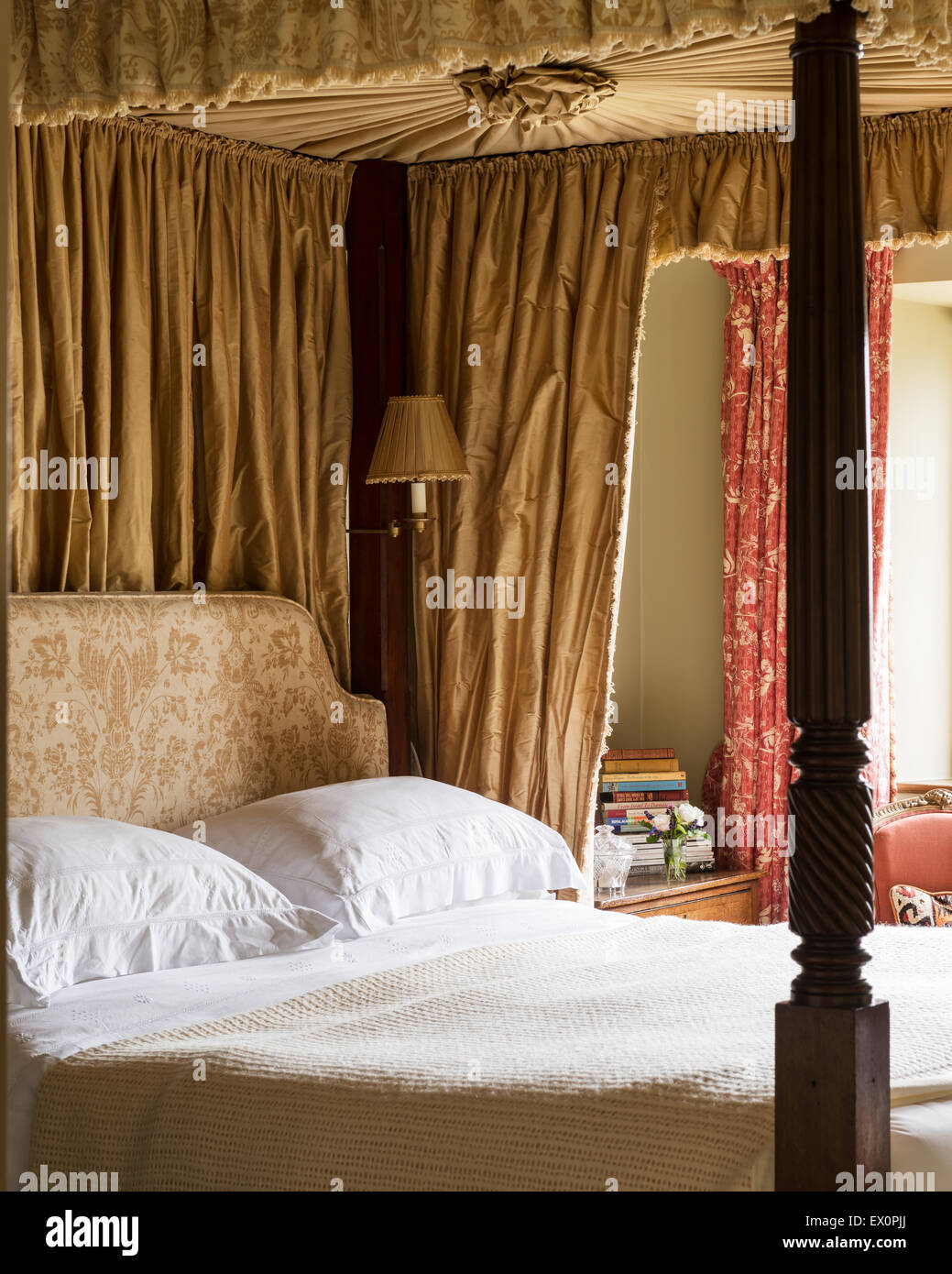 Four poster bed with curtains Banque de photographies et d'images à haute  résolution - Alamy