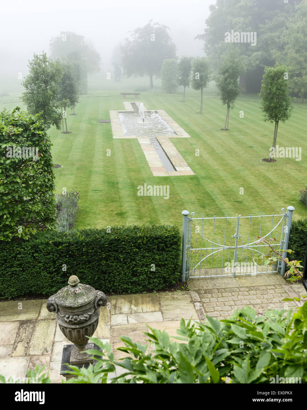 Vue de dessus de pelouse avec étang en forme de croix et de la fontaine Banque D'Images