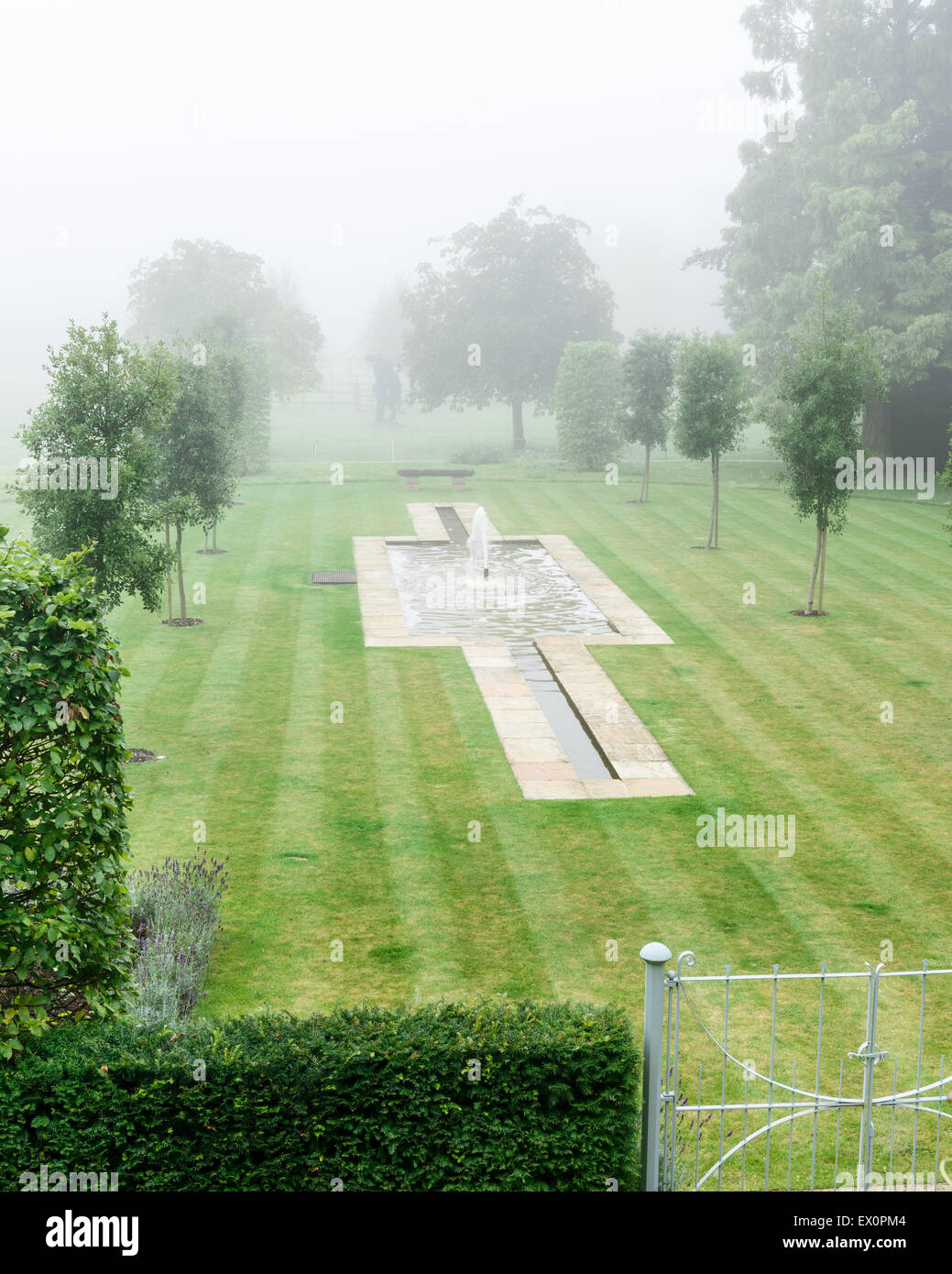 Vue de dessus de pelouse avec étang en forme de croix et de la fontaine Banque D'Images