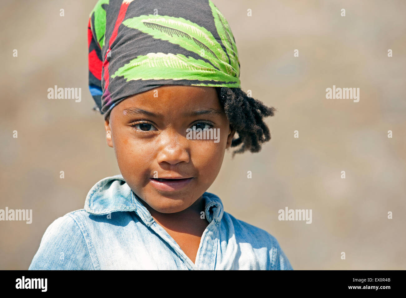 Close up portrait of girl wearing headscarf créole sur l'île de Santiago, Cap-Vert / Cabo Verde, l'Afrique de l'Ouest Banque D'Images