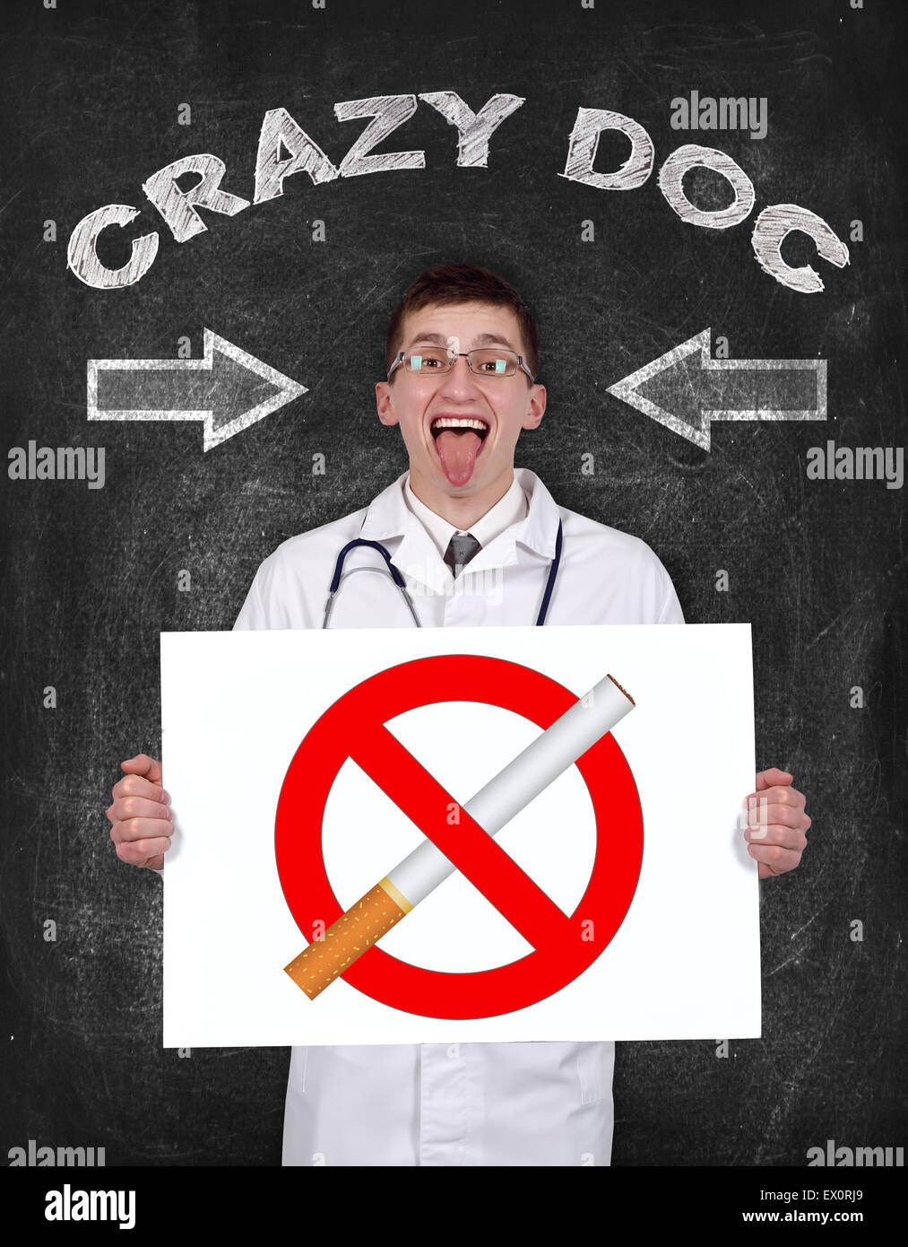 Crazy doctor holding affiche avec symbole non fumeur Banque D'Images