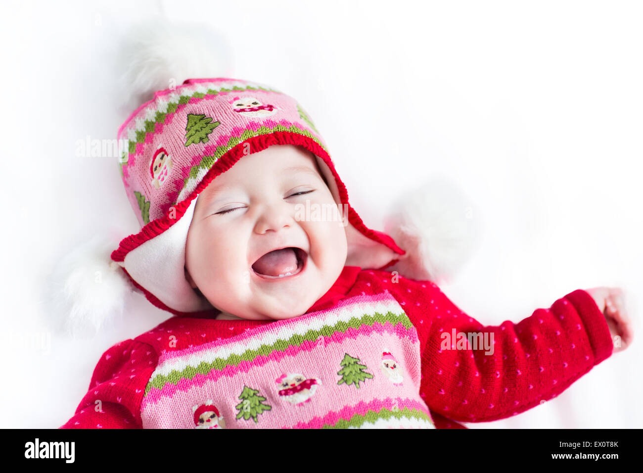 Drole De Petit Bebe Rire Et Jouer Sur Une Couverture Blanche Wearing Christmas Hat Tricote Decore Et De L Enveloppe Photo Stock Alamy