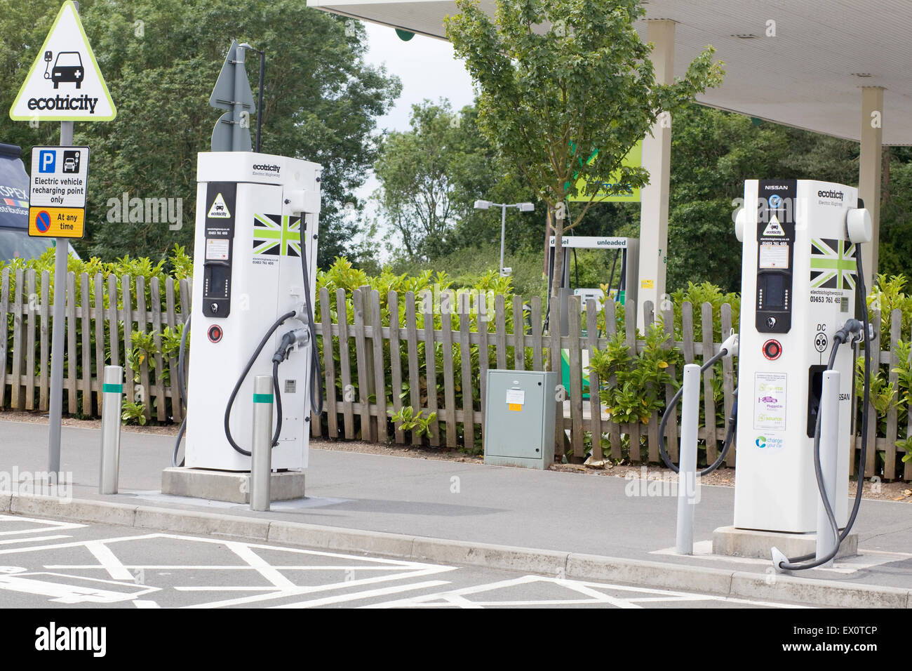 Pompes à Ecotricity une autoroute Angleterre Banque D'Images Pompes à Ecotricity une autoroute Angleterre Banque D'Images