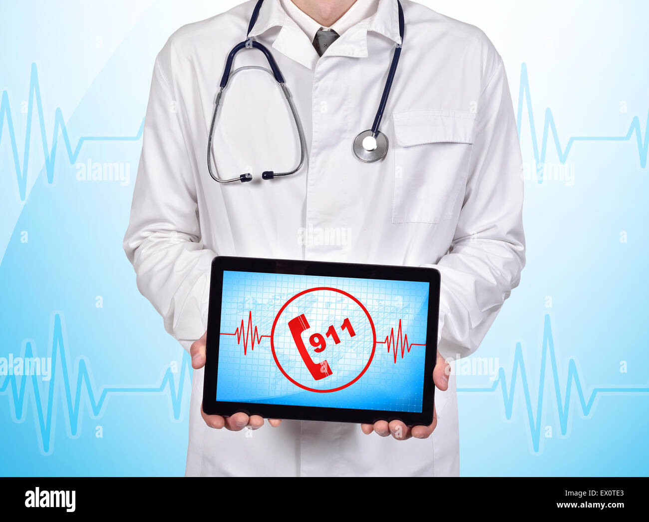 Doctor holding pavé tactile avec 911 symbole sur un fond bleu Banque D'Images