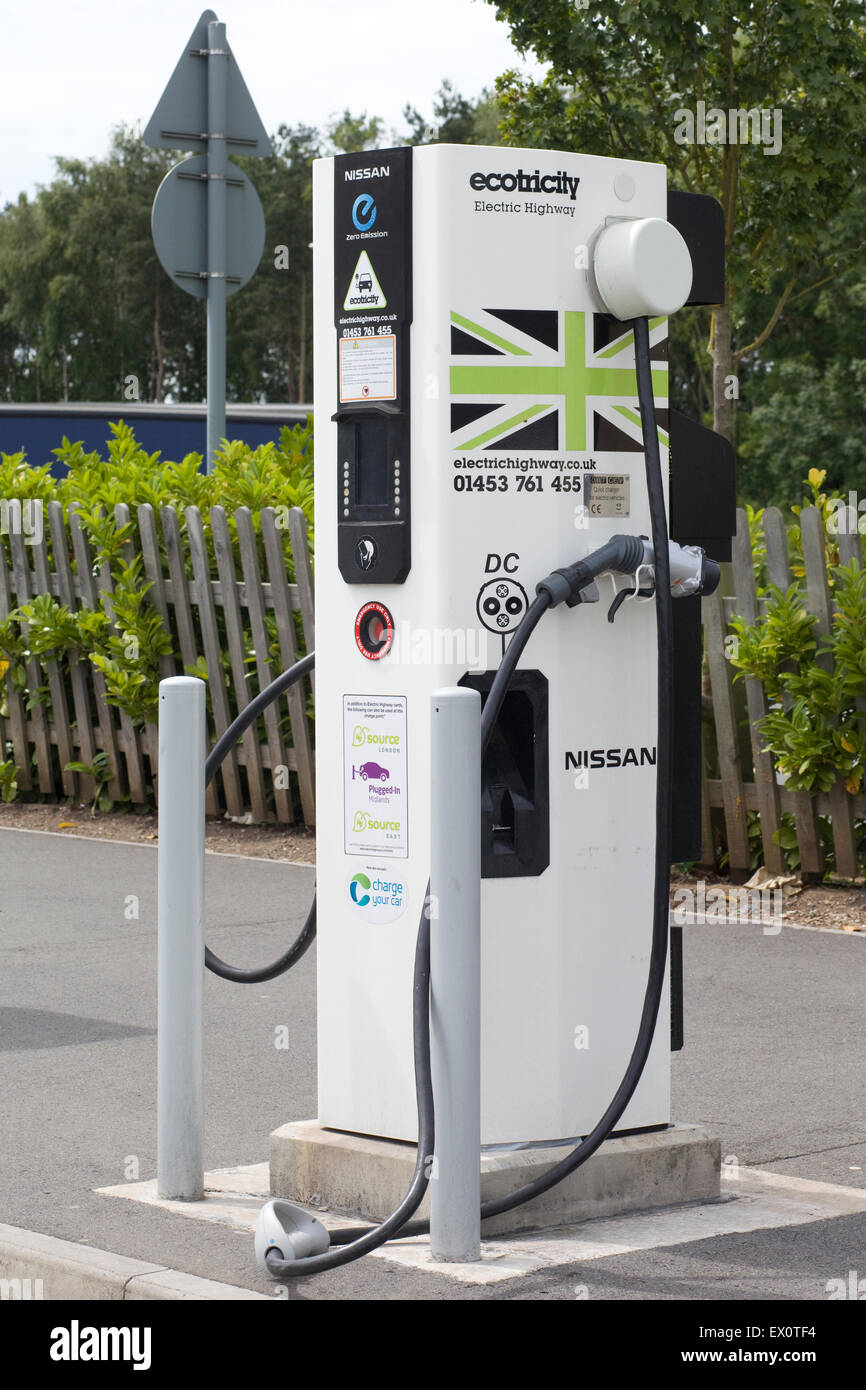 Pompes à Ecotricity une autoroute Angleterre Banque D'Images Pompes à Ecotricity une autoroute Angleterre Banque D'Images