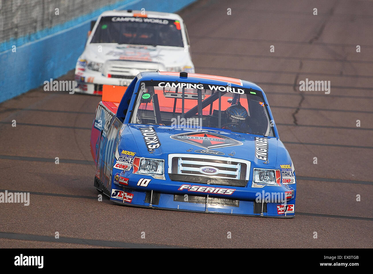 AVONDALE, Arizona - 12 novembre : James Buescher (10) prend des longueurs dans une séance d'essai pour le NASCAR Camping World Truck Series Banque D'Images