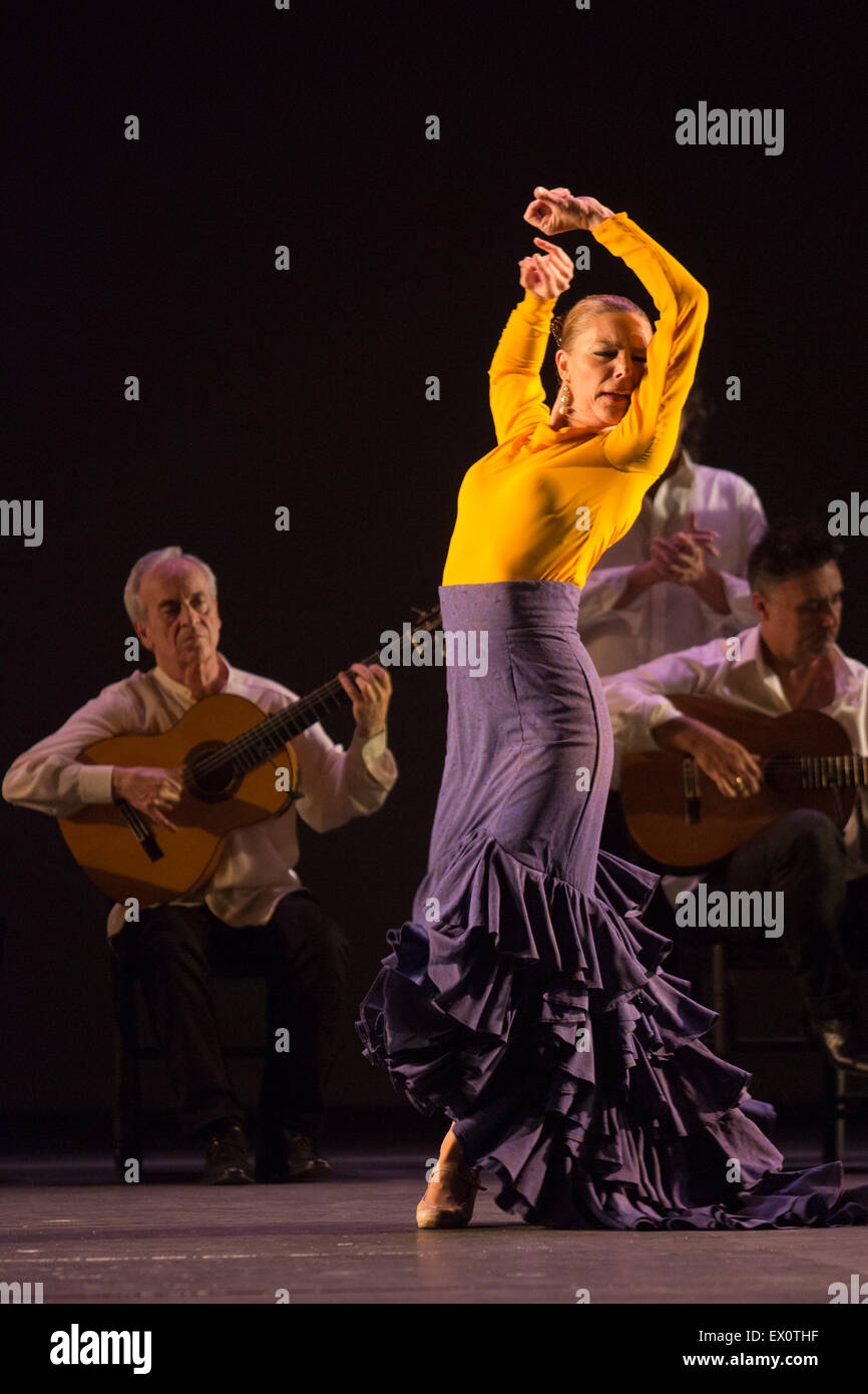 Charo Espino exécution d'Alegría. Paco Peña Dance Company effectuer la première de 'UK' Flamencura au Sadler's Wells Theatre. Le spectacle de flamenco se déroule du 20 au 28 juin 2015 et dispose de six musiciens et trois danseurs. Banque D'Images