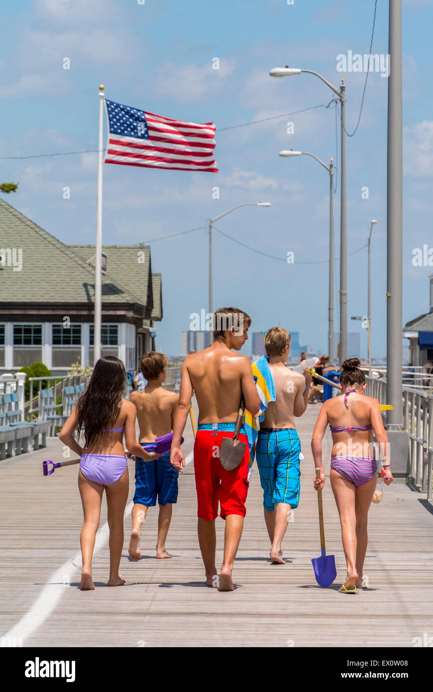 Ocean City, New Jersey, Etats-Unis, Beach Scenes, vacances d'été pour les  adolescents de groupe, à quelques pas sur la promenade Photo Stock - Alamy