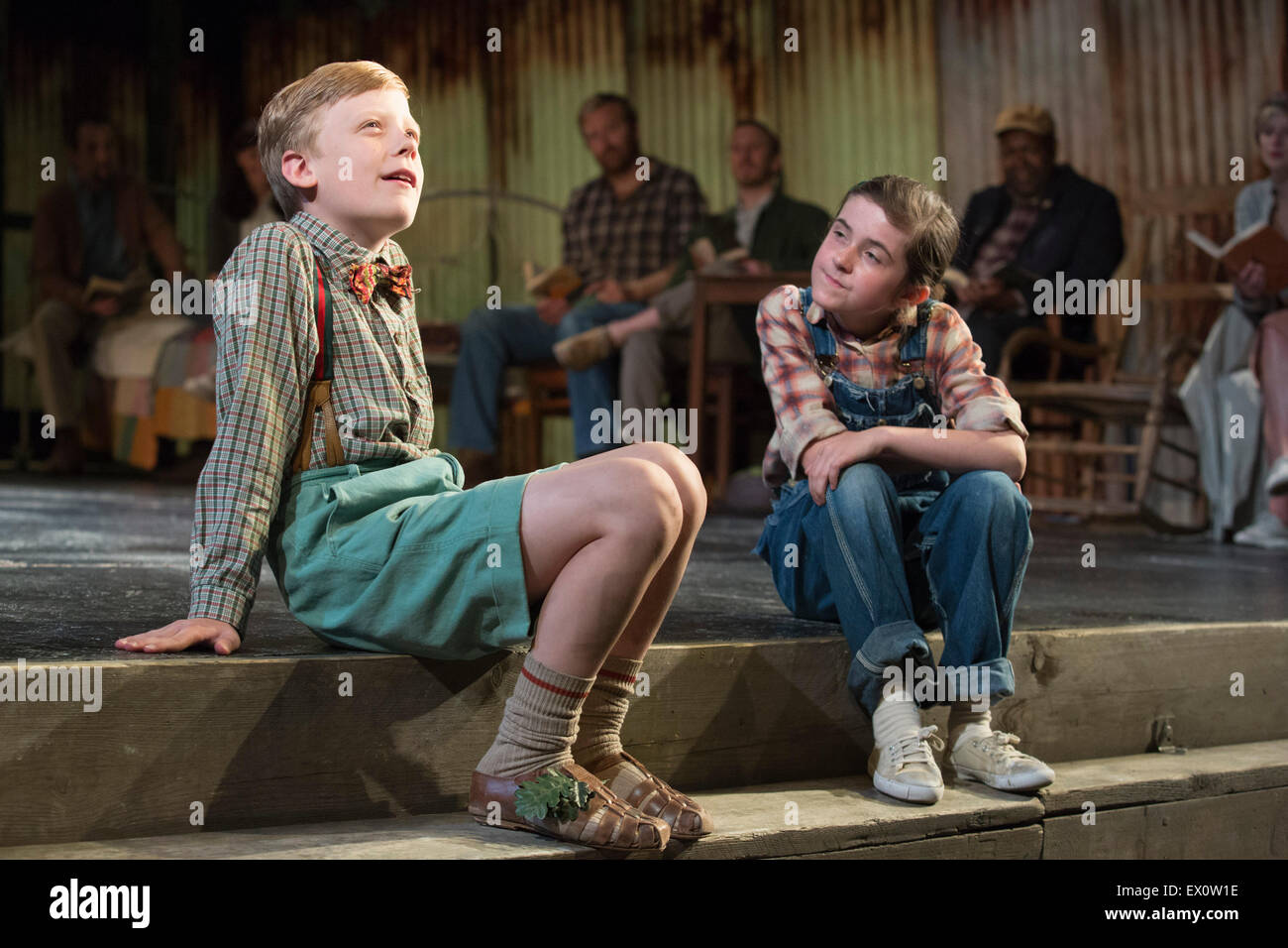 25/06/2015. Londres, Royaume-Uni. Tommy Rodger que Jem et Ava Potter comme Scout. Photocall pour "To Kill a Mockingbird" au Barbican Theatre avec Robert Shean Leonard comme Atticus Finch et Ava Potter comme Scout. Le Regent's Park Open Air Theatre production réalisé par Timothy Sheader sera au Barbican à partir du 24 juin au 25 juillet 2015. Adapté pour la scène par Christopher Sergel basé sur le roman de Harper Lee. Banque D'Images