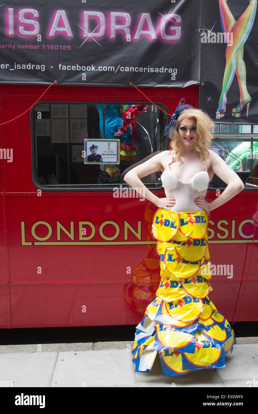 Drag Queen avec une jupe faite de sacs Lidl au défilé de la fierté LGBT à  Londres Photo Stock - Alamy