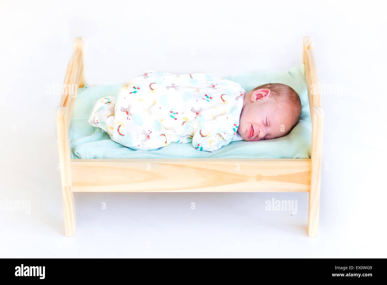 Sweet bébé nouveau-né de dormir dans un lit de jouets Banque D'Images