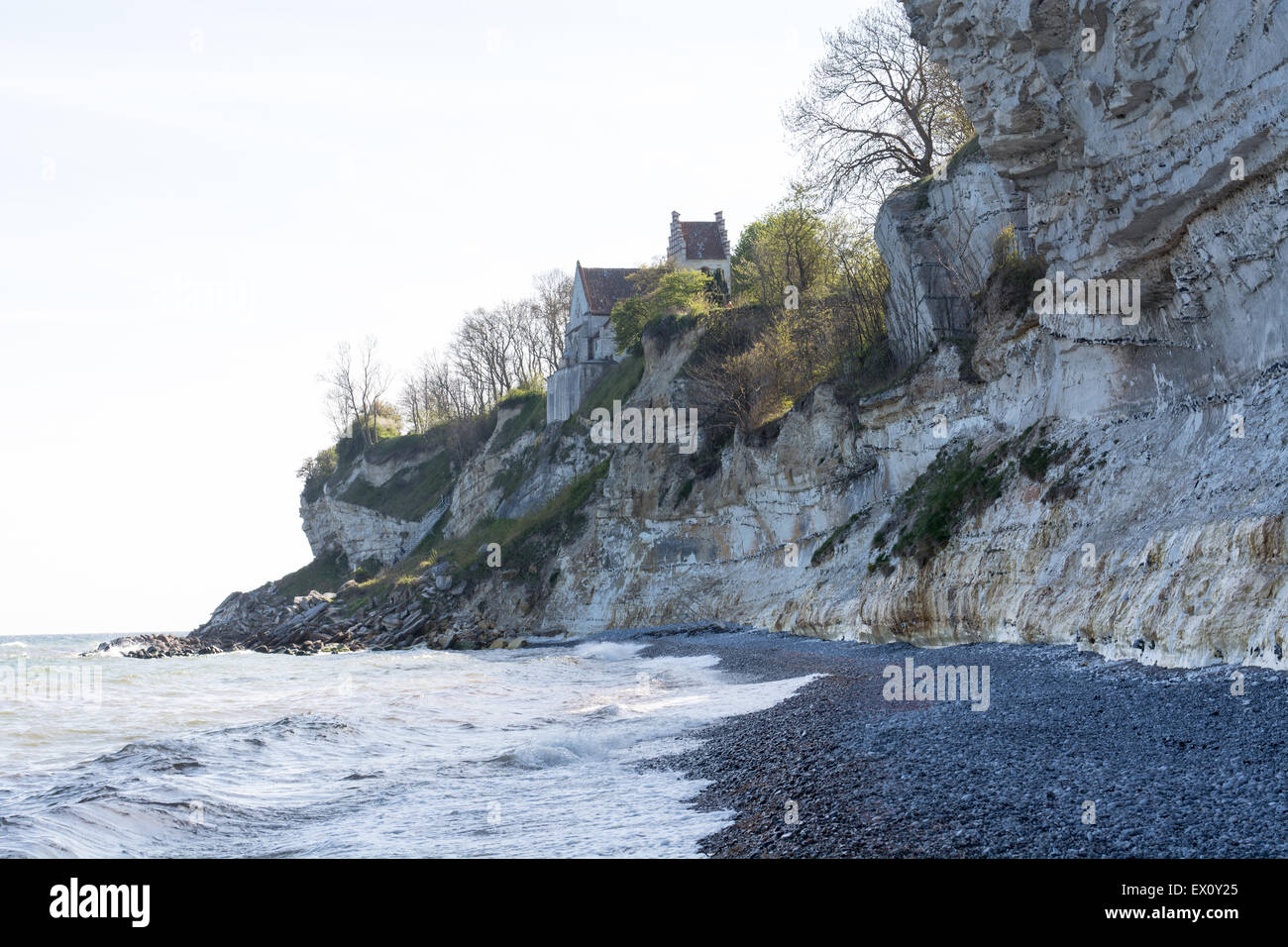 Stevns Klint au Danemark avec l'ancienne église de Højerup sur la falaise Banque D'Images