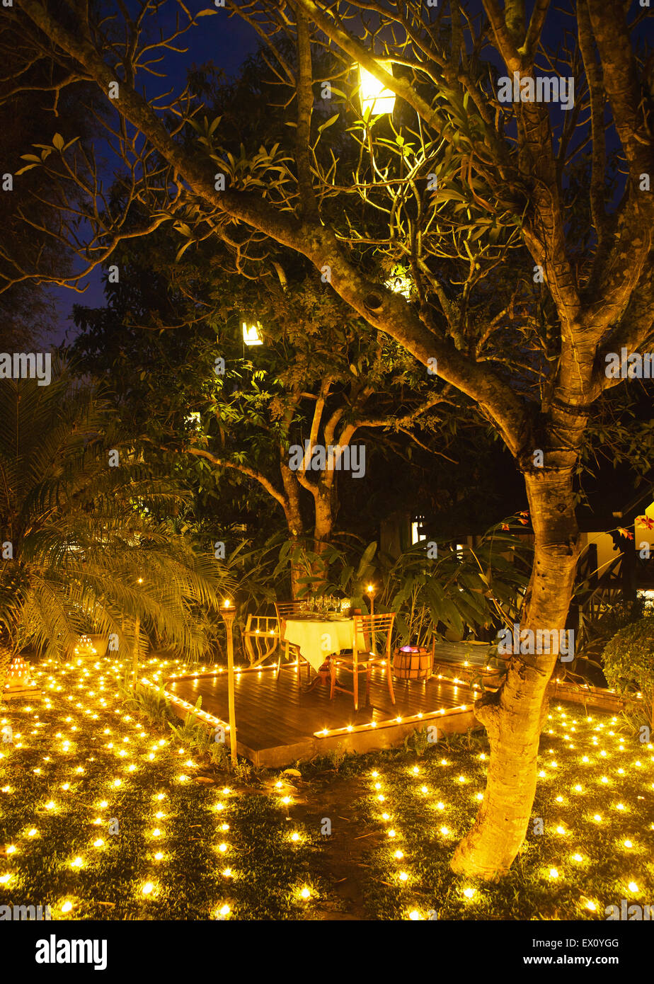 Un dîner aux chandelles spécial 500 au crépuscule. La Residence Phou Vao. Luang Prabang, Laos Banque D'Images