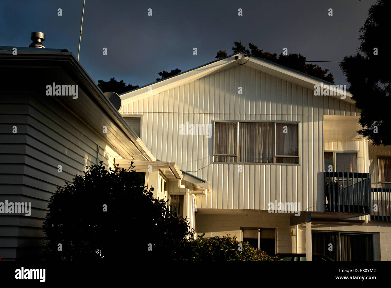 Maison en bois blanc pendant orage en ville de Coromandel, Nouvelle-Zélande Banque D'Images