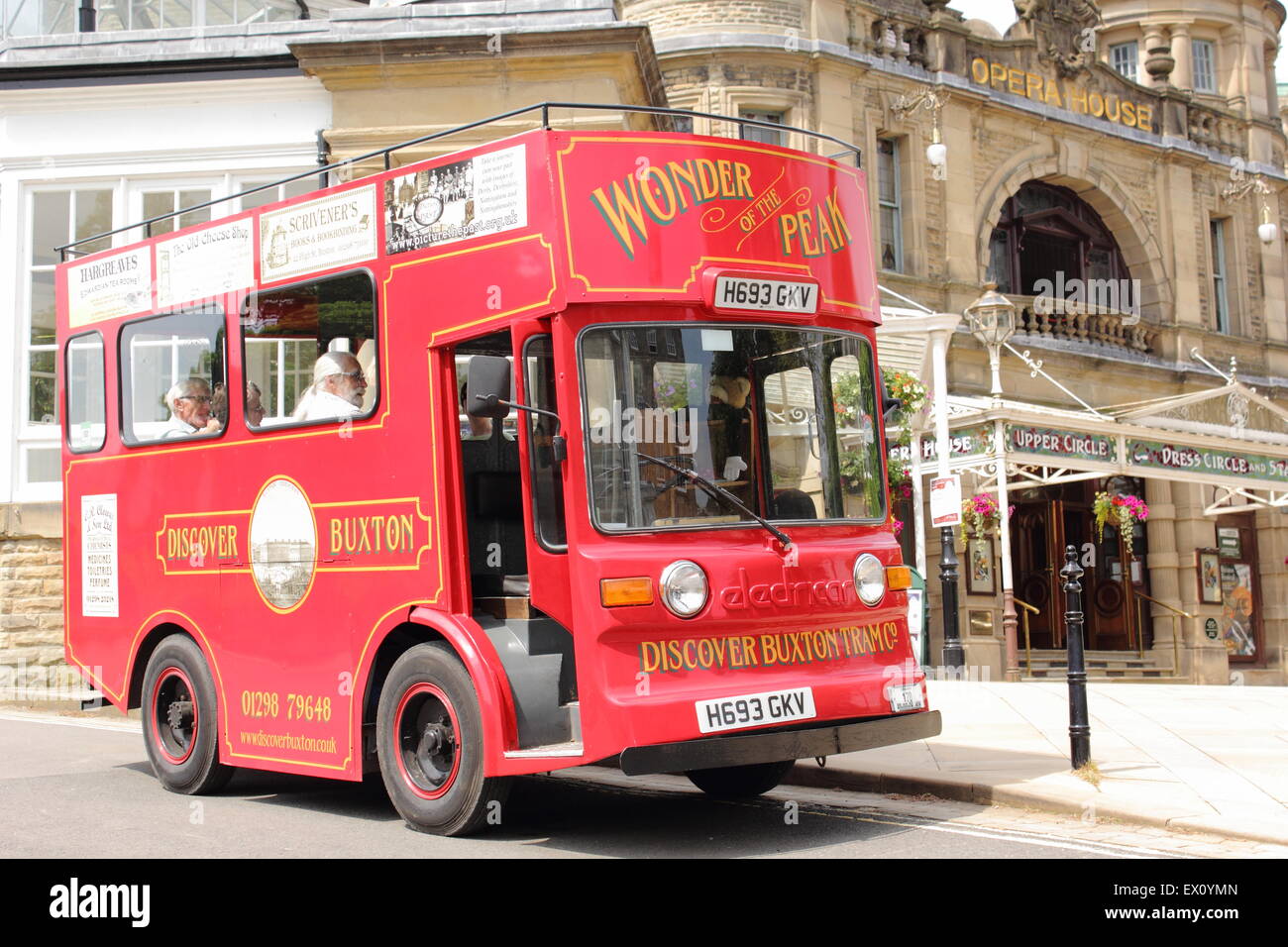 Un 'Victorian' tram, bus de tournée ou à l'extérieur offrant Opéra de Buxton, Buxton, Derbyshire, Angleterre, Royaume-Uni Banque D'Images