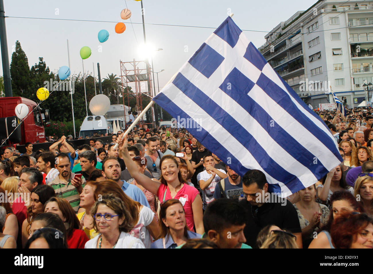 Athènes, Grèce. 3 juillet, 2015. Personnes participent à un rassemblement organisé par des partisans de la Pas de vote à Athènes. Un nouveau sondage d'opinion montre une gamelle en Grèce avec la campagne référendaire juste deux jours avant le vote de dimanche sur la question de savoir si les Grecs doivent accepter l'austérité plus en contrepartie de prêts de sauvetage. Aristidis Crédit : Vafeiadakis/ZUMA/Alamy Fil Live News Banque D'Images