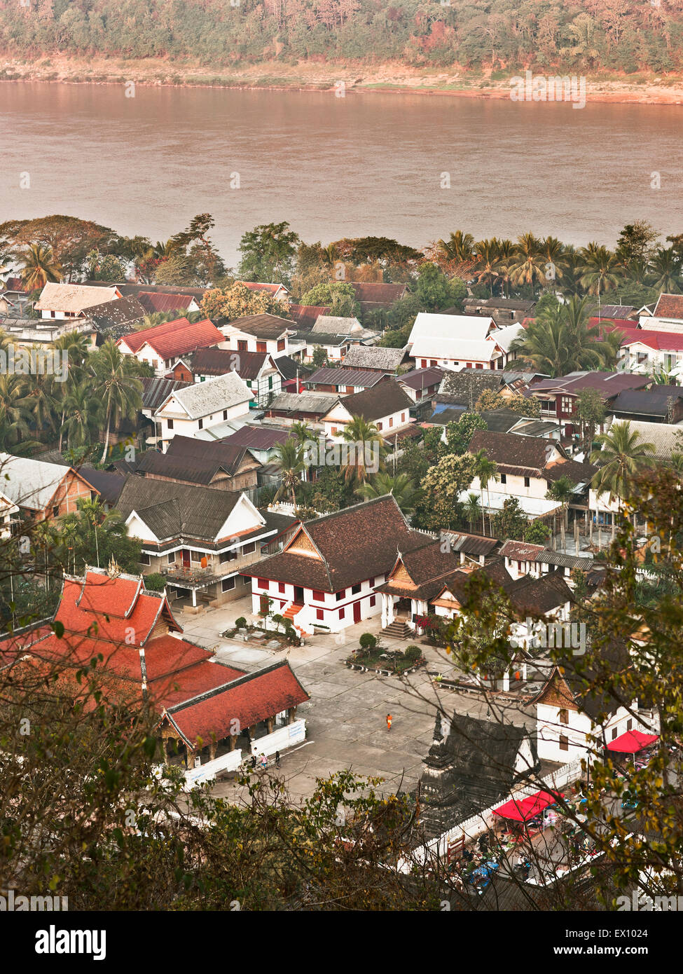 Voir l'ami de tva Souvannaphoum de Mt. Phou Si au lever du soleil.Luang Prabang, Laos. Banque D'Images