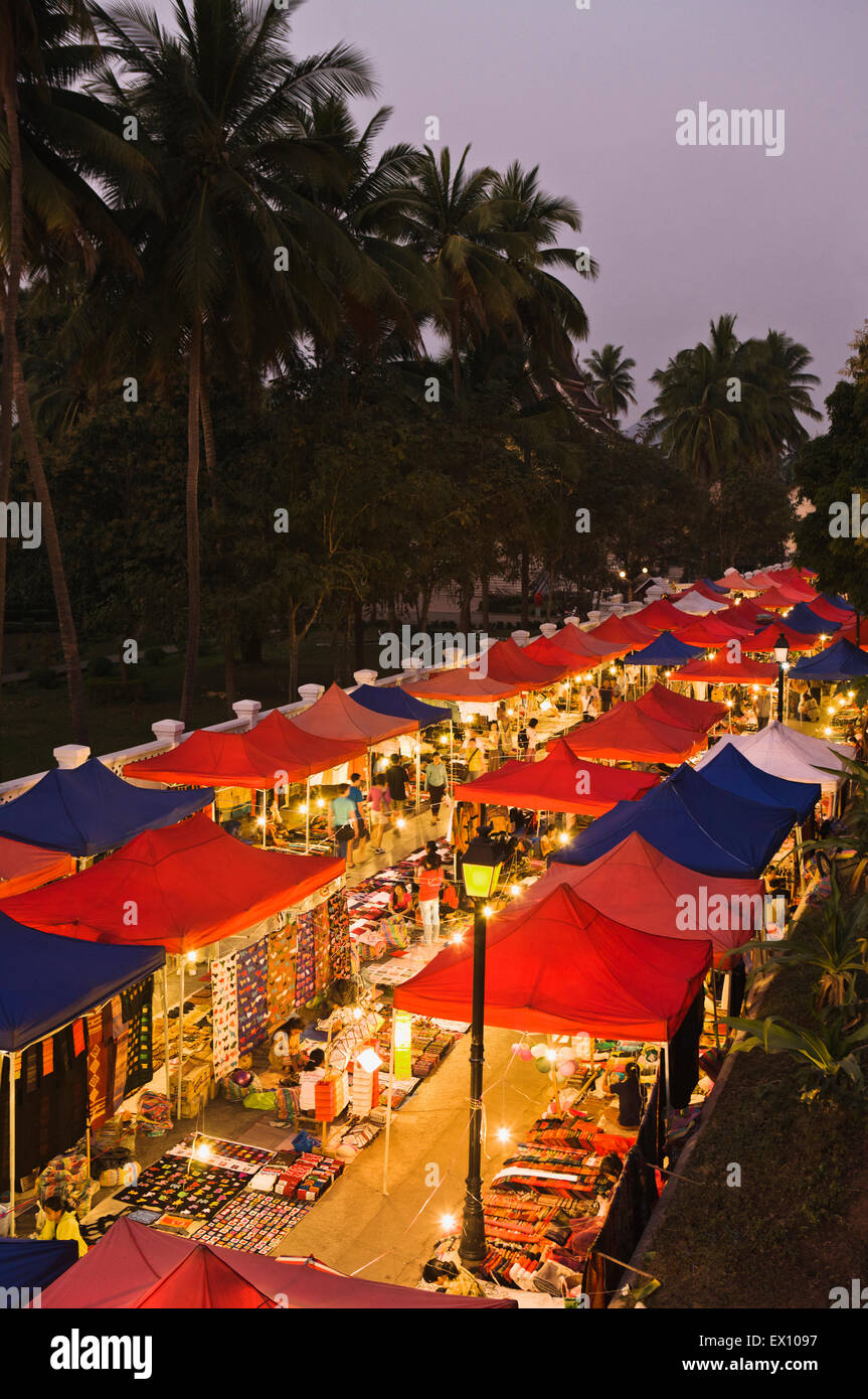 Marché de Nuit à partir de ci-dessus. Luang Prabang, Laos Banque D'Images