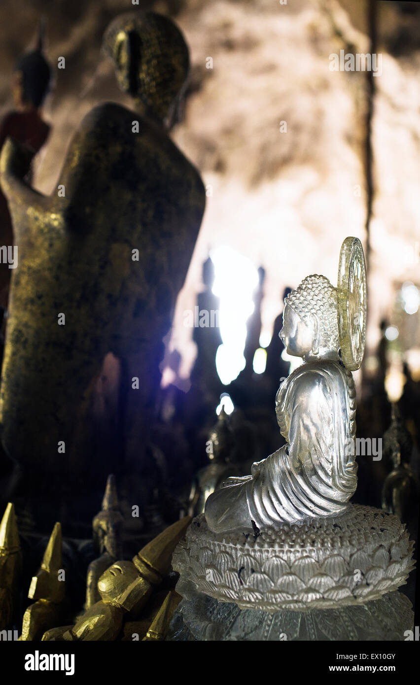 La partie inférieure de la grotte grottes de Pak Ou accueillir plus de 2 500 bouddhas, dont la plupart sont faits de bois. Luang Prabang, Laos. Banque D'Images