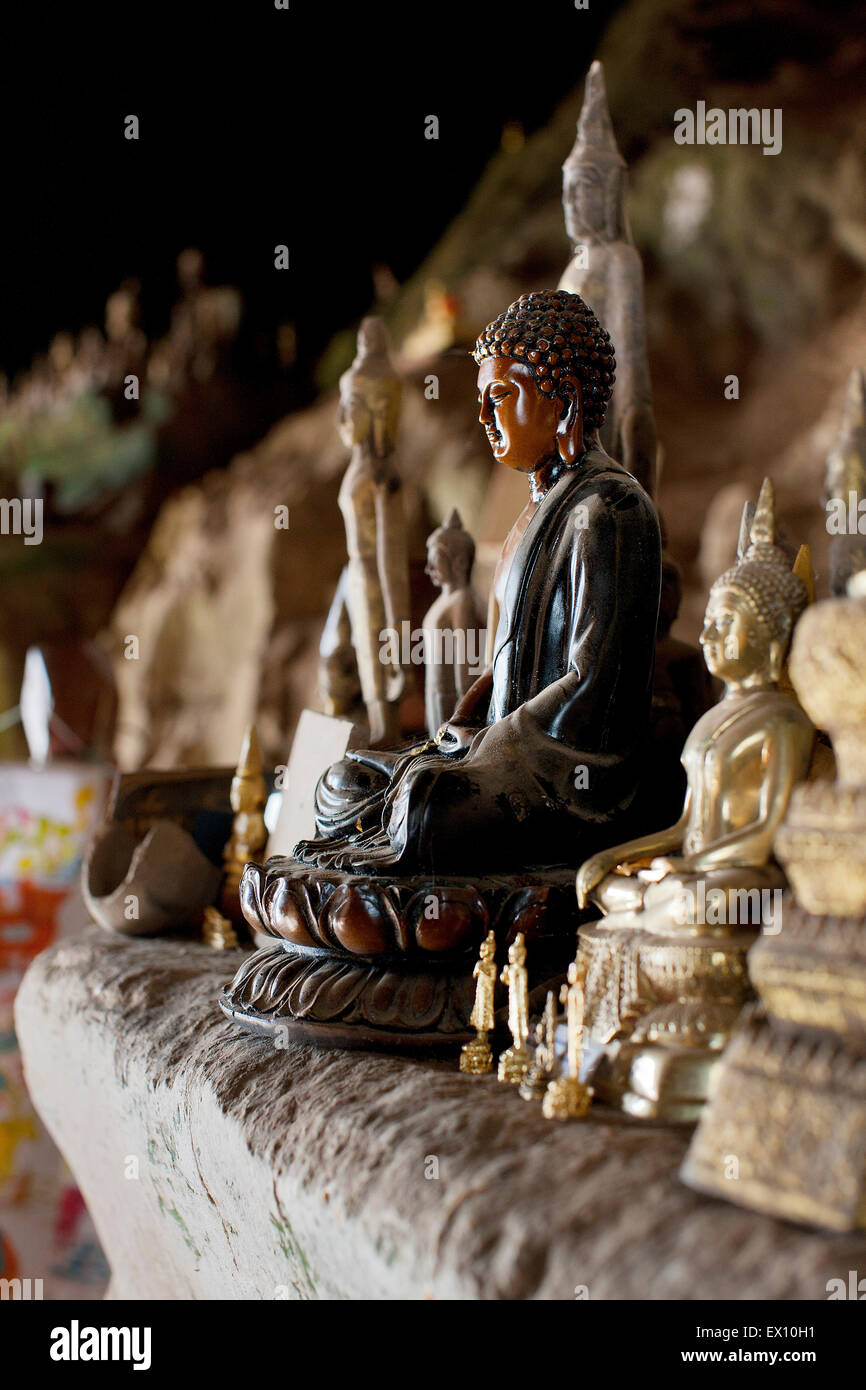 La partie inférieure de la grotte grottes de Pak Ou accueillir plus de 2 500 bouddhas, dont la plupart sont faits de bois. Luang Prabang, Laos. Banque D'Images