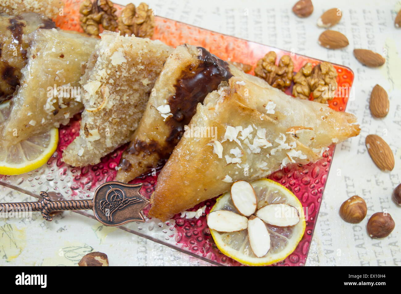 Décoré avec des noix grecque baklava, citron et amandes sur une table de découpage Banque D'Images