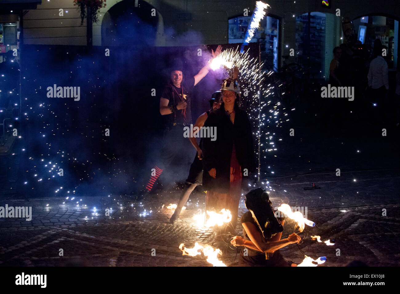 Ljubljana, Slovénie. 07 juillet, 2015. Cupakabra équipe lors de leur show sur dragon Ana Desetnica festival des arts de la rue à Ljubljana, Slovénie : Crédit Nejc Trpin/Alamy Live News Banque D'Images