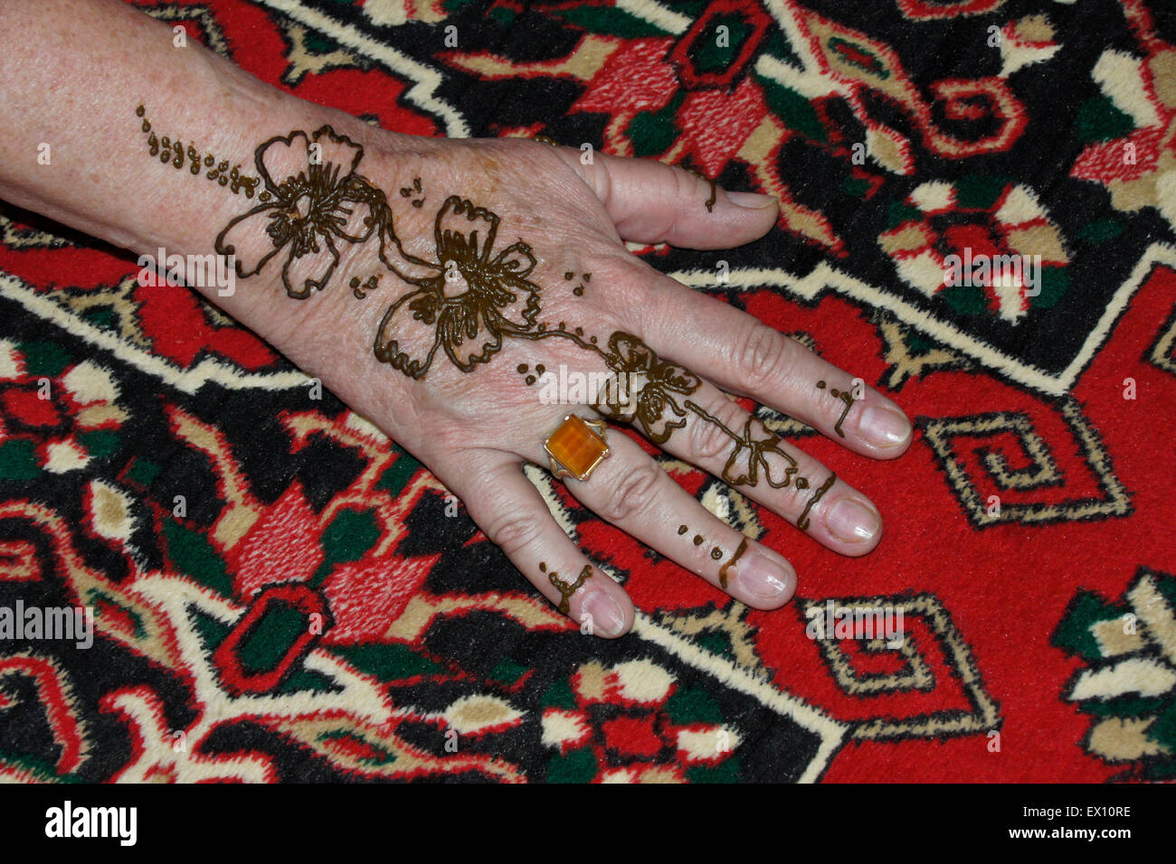 Part avec des œuvres peintes par Bedu femme, Sharqiya (Wahiba Sands), Sultanat d'Oman Banque D'Images