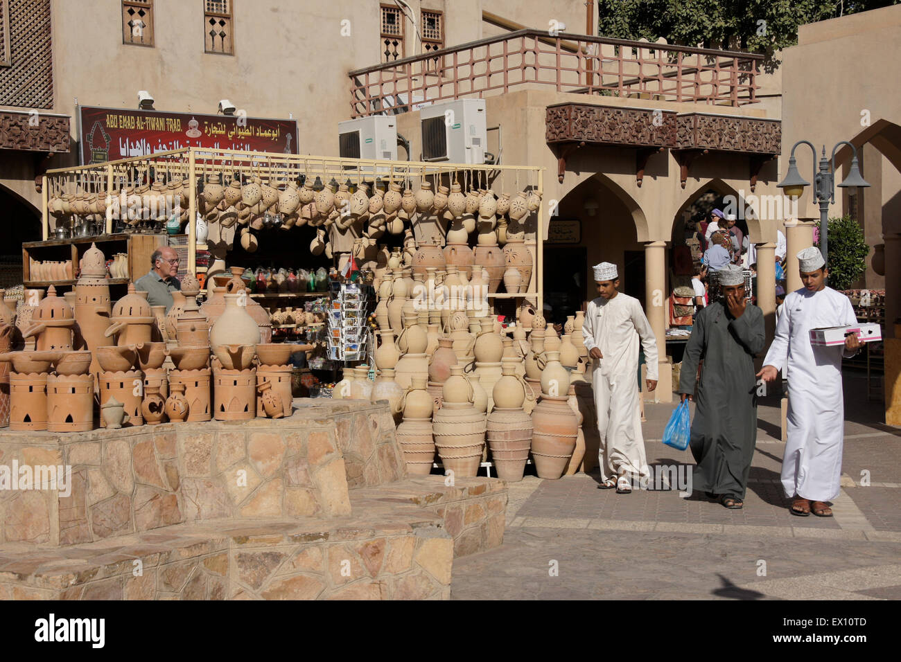 Les hommes omanais avec des pots d'argile pour la vente au marché, Nizwa, Sultanat d'Oman Banque D'Images