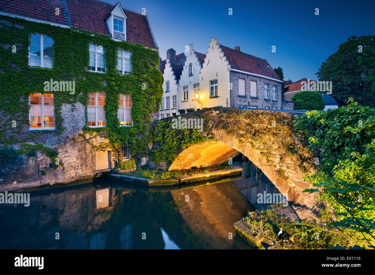 Bruges. Image de Bruges, Belgique pendant le crépuscule heure bleue. Banque D'Images