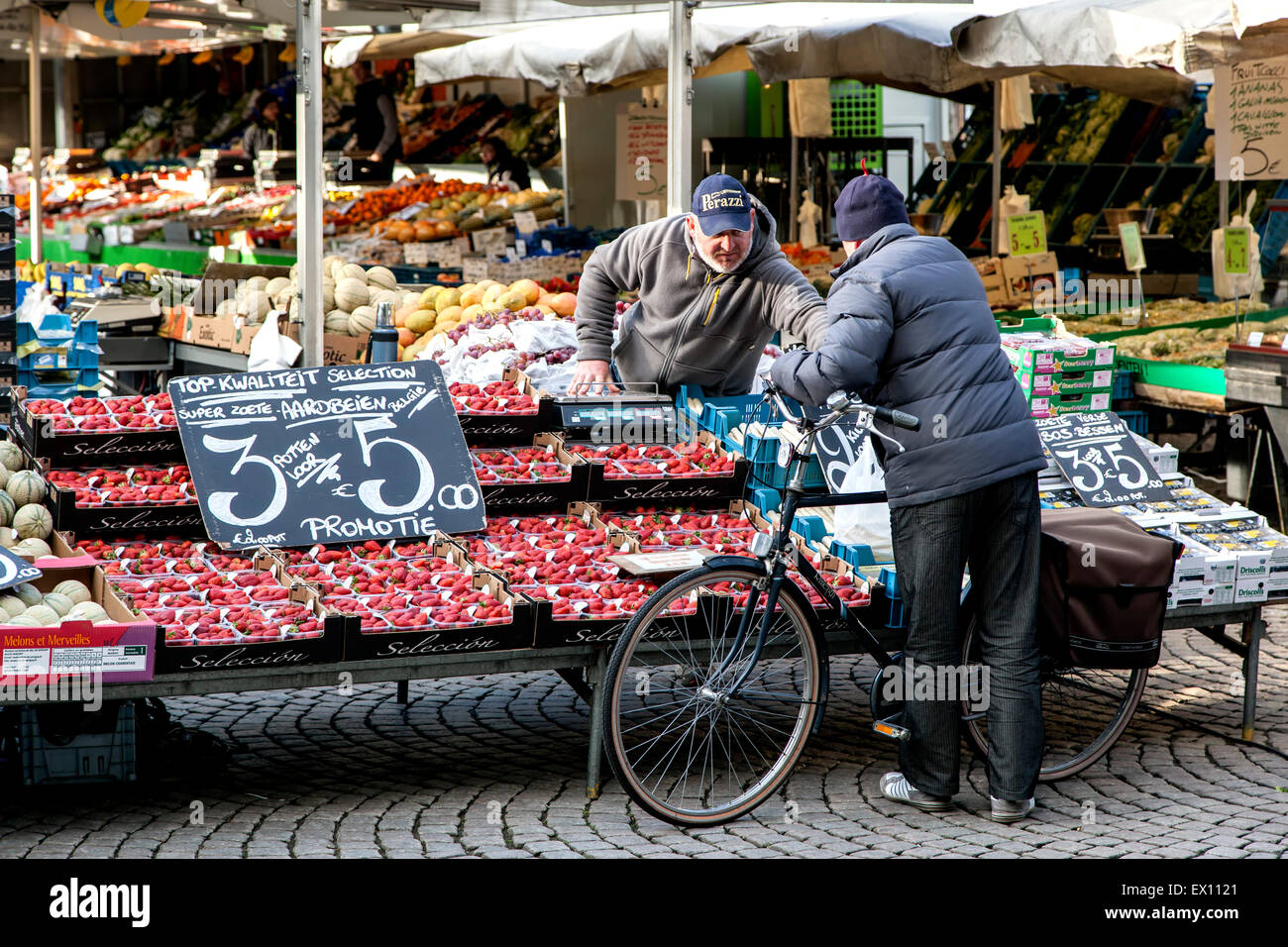 L'achat d'un vélo d'homme produire, marché des producteurs, Bruges, Belgique Banque D'Images