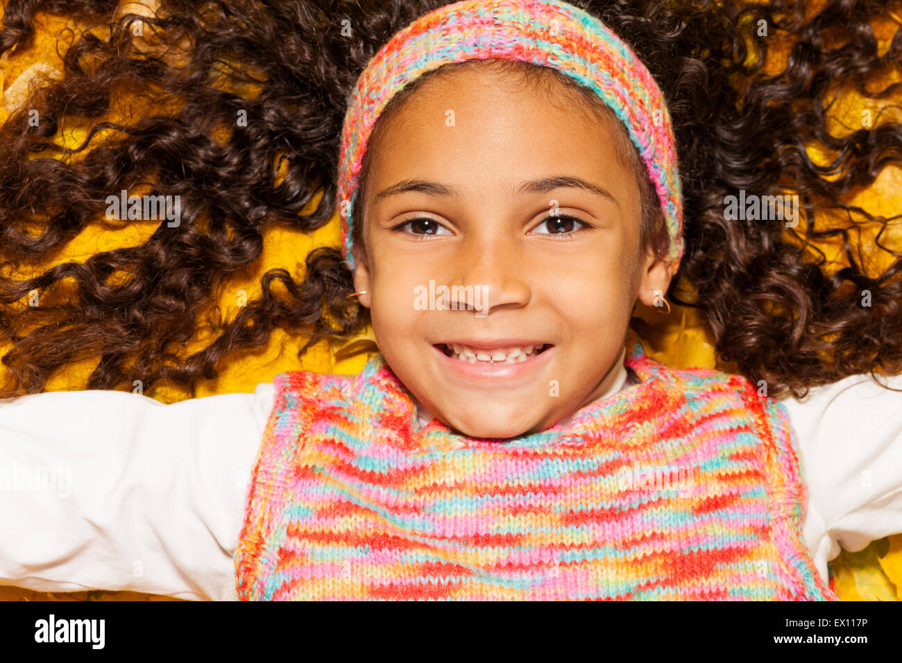 Happy black girl en feuilles d'automne jaune d'érable Banque D'Images