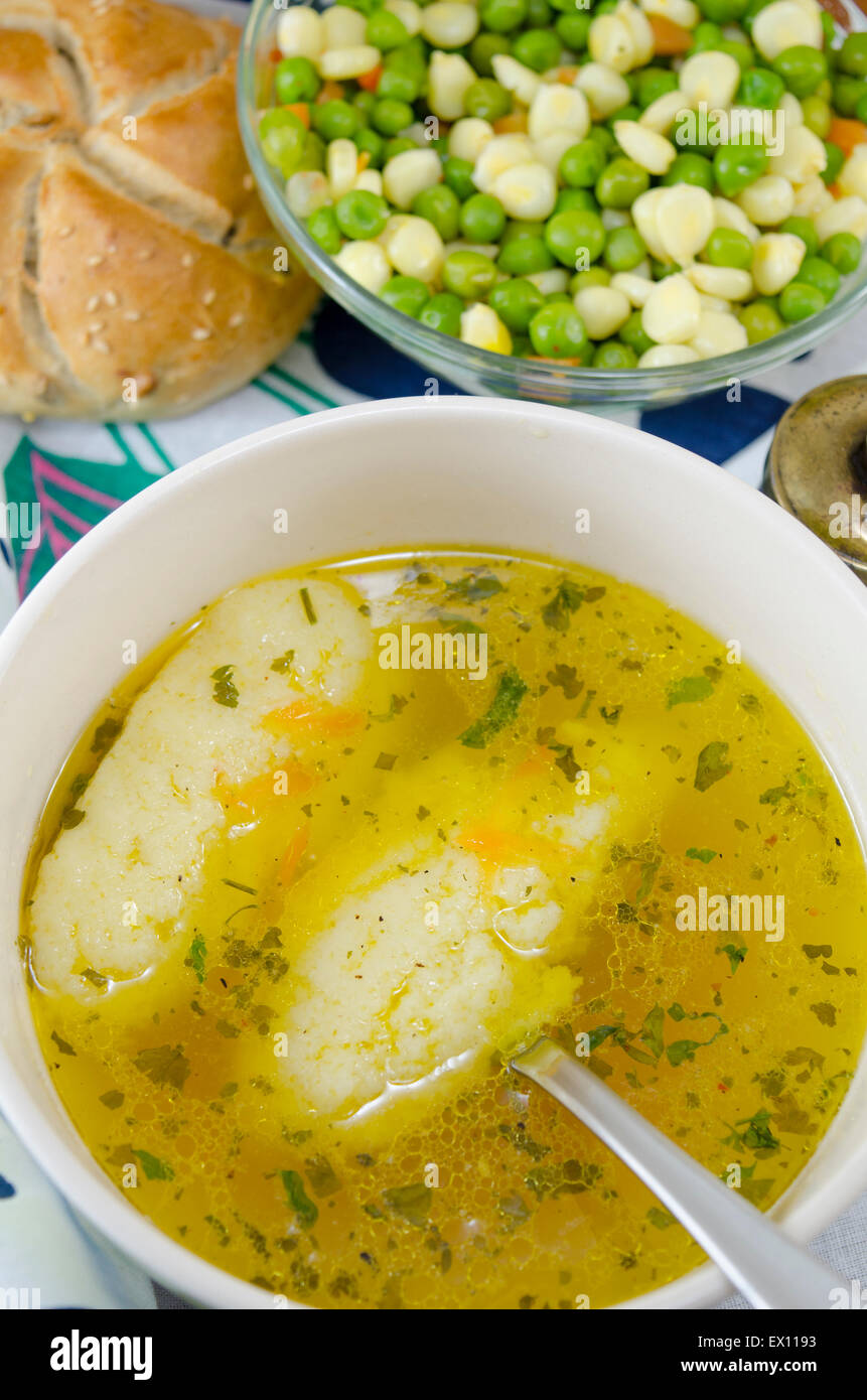 Bol de soupe maison avec des nouilles et assiette de légumes servi avec pain fait maison Banque D'Images