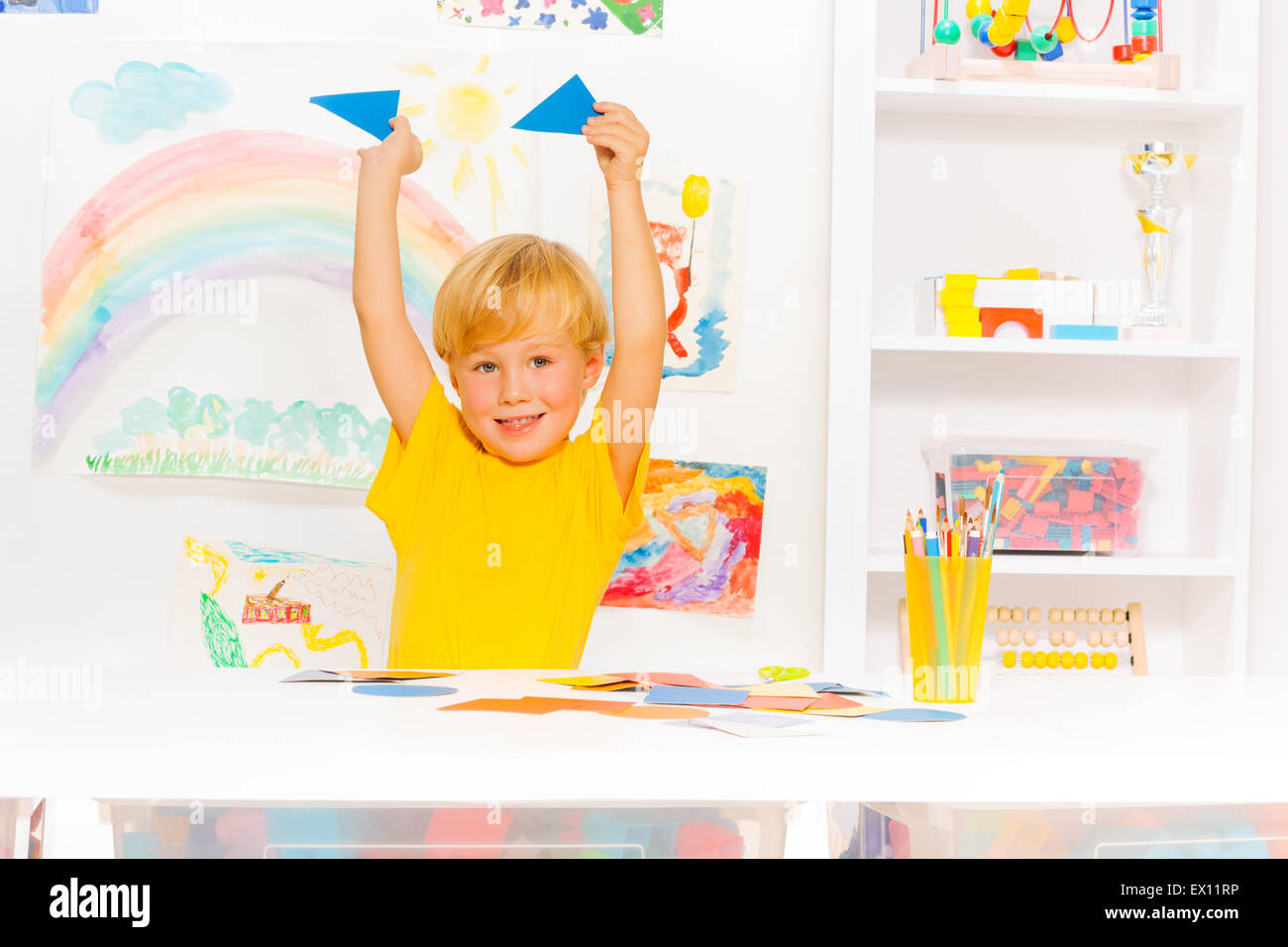 Formes d'apprentissage blonde cute boy holding triangles Banque D'Images