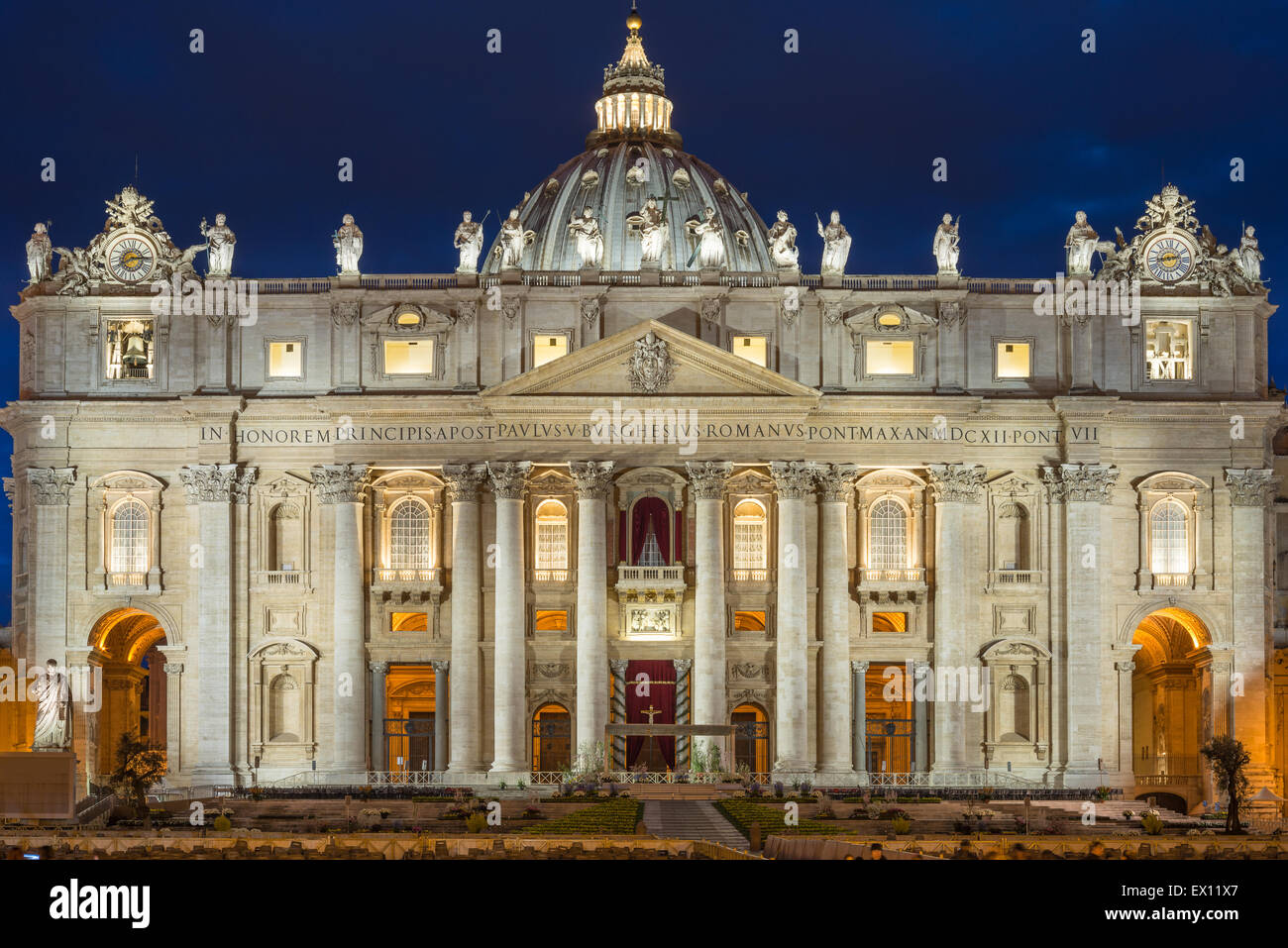 Cathédrale saint Pierre dans la nuit à Rome, Italie Banque D'Images