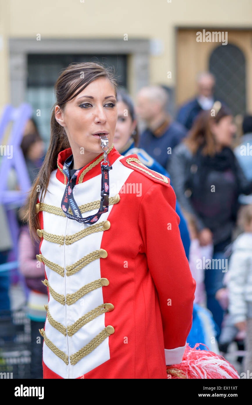 Monte Porzio, Italie - 19 Avril 2015 : spectacle de majorettes lors d'une fête de village à Monte Porzio, près de Rome, Italie Banque D'Images