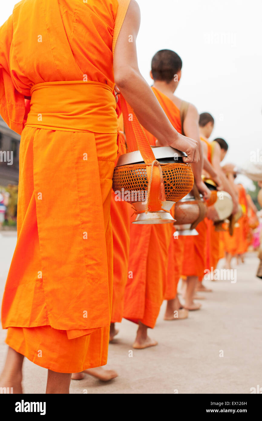 Le traitement des moines pour l'aumône en début de matinée, une tradition vieille de 1 000 ans dans la région de Luang Prabang, Laos.. Banque D'Images