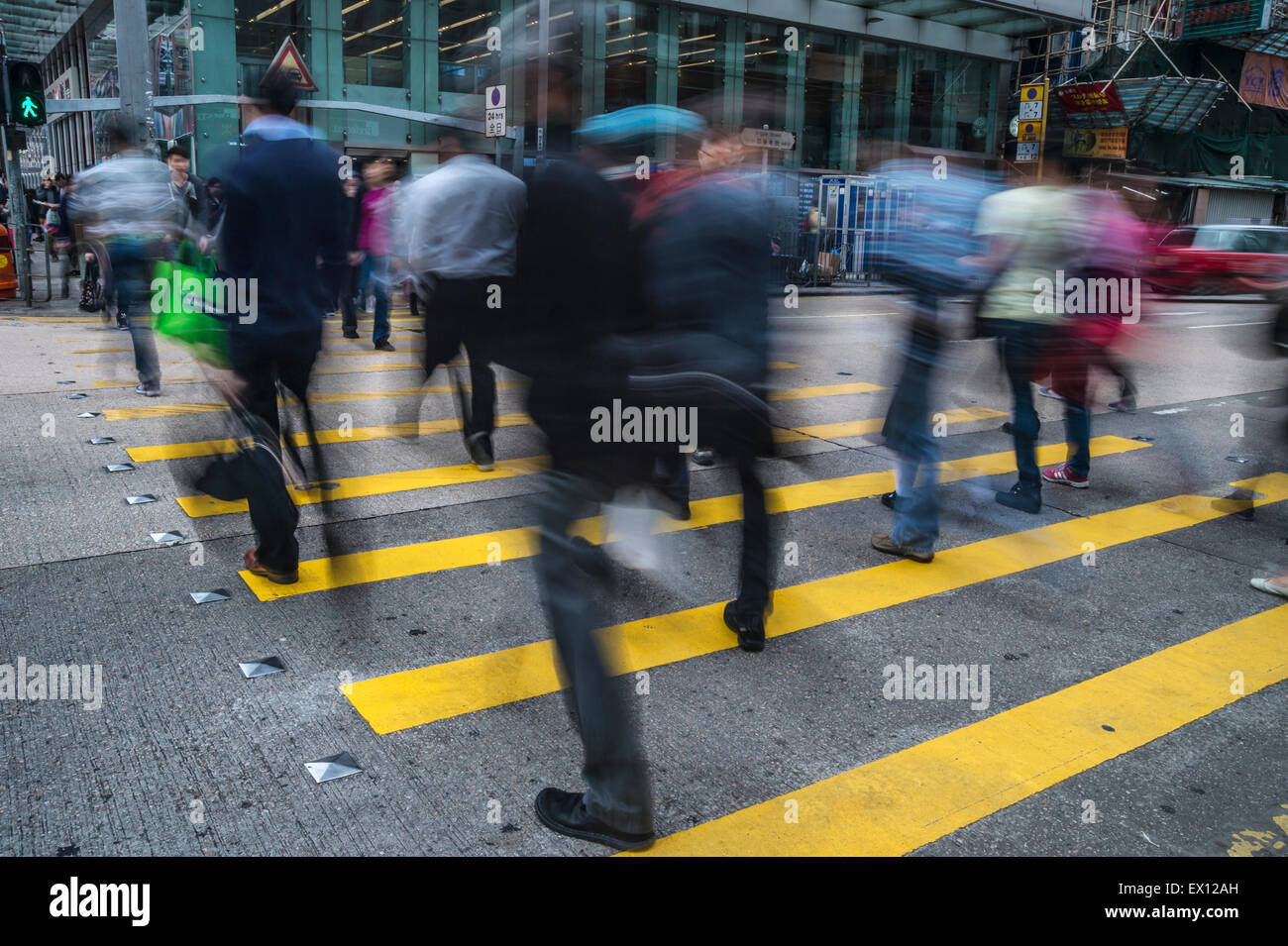 Les banlieusards Crossing occupé Hong Kong Street Banque D'Images
