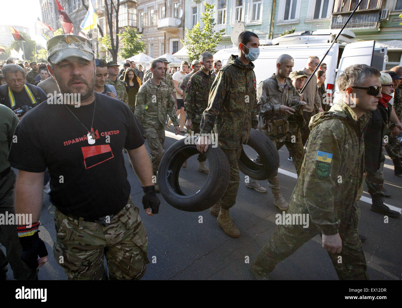 Kiev, Ukraine. 3 juillet, 2015. Membres et sympathisants de droit privé et d'autres partis politiques d'extrême-droite s'acquitter au cours de leurs pneus manifestation à Kiev, Ukraine, 03 juillet 2015. Environ 1 000 militants d'extrême-droite ont assisté à la manifestation, demandant de libérer les prisonniers politiques, les accords de paix de Minsk disaffirm et commencer à libérer le territoire ukrainien de séparatistes pro-russes, selon des rapports locaux de l'Ukraine. Crédit : Serg Glovny/ZUMA/ZUMAPRESS.com/Alamy fil Live News Banque D'Images