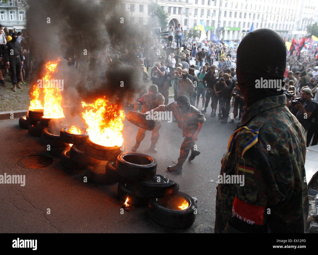 Kiev, Ukraine. 3 juillet, 2015. Membres et sympathisants de droit privé et d'autres partis politiques d'extrême-droite brûlent des pneus lors de leur protestation sur Grushevskogo street à Kiev, Ukraine, 03 juillet 2015. Environ 1000 militants d'extrême-droite ont assisté à la manifestation, demandant de libérer les prisonniers politiques, de l'disaffirm accords de paix de Minsk et commencer à libérer le territoire ukrainien de séparatistes pro-russes, selon des rapports locaux de l'Ukraine. Crédit : Serg Glovny/ZUMA/ZUMAPRESS.com/Alamy fil Live News Banque D'Images